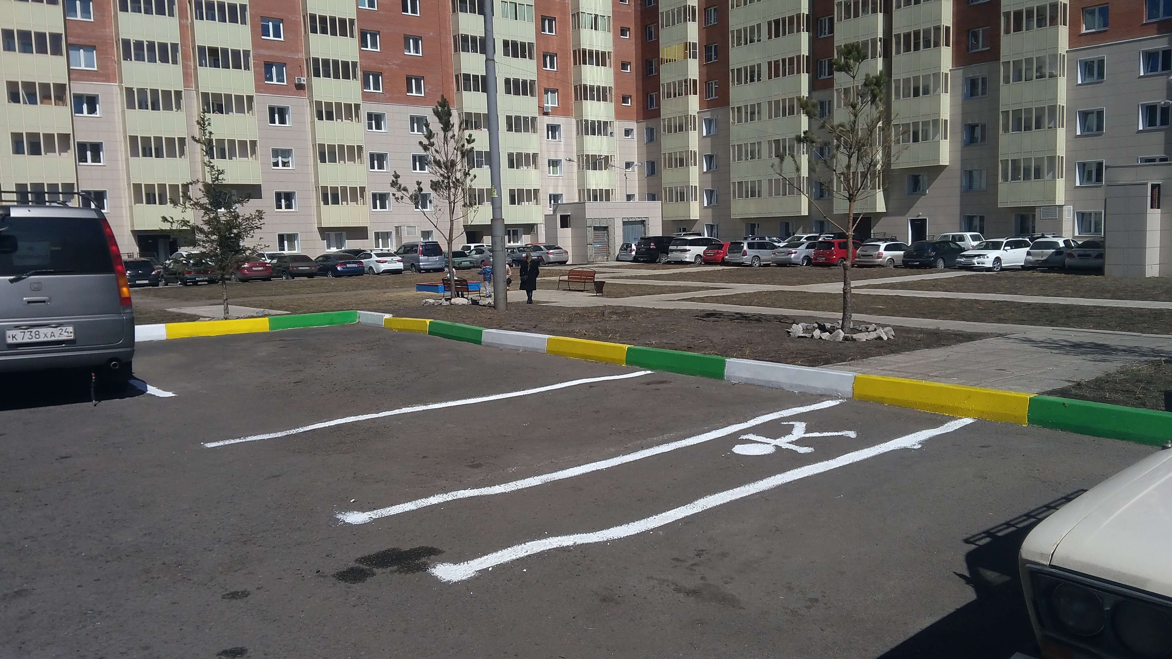 УК обустроила парковку