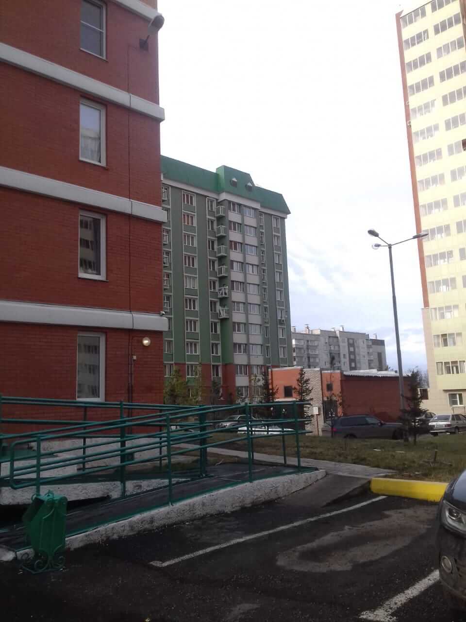 Старые фонари на многоквартирном доме